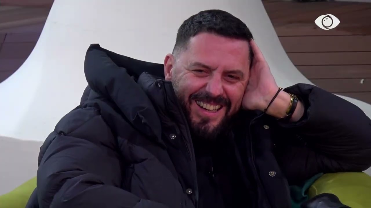 Selin lexon tekstin e këngës të shkruar nga Marko, Miri mbyll sytë