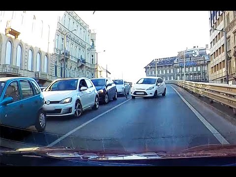 Szerencsére csak a dísztárcsa repült le a Fordról, aminek sofőrje majdnem balesetet okozott