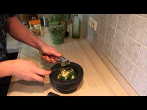 Selbstgemachtes Pesto (Basilikum, Pinienkerne, Olivenöl, Knoblauch, Parmesan) (Rezept-Tipp #4)