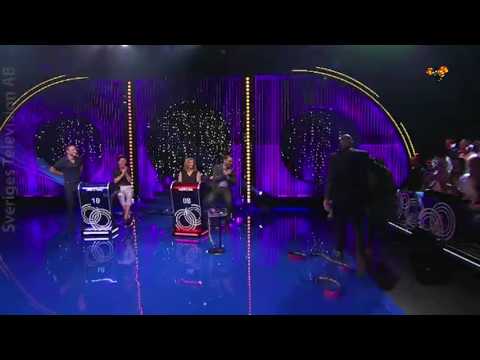 Här läxar Kronér upp en kvinna i publiken