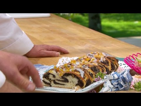 Johan Sörberg höjer ett av kaffebröden till skyarna - Hela Sverige Bakar (TV4)