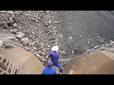 Barge unloading 3300 tons of cobblestones - video from the start - relaxing flow