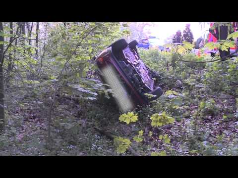 PKW bleibt nach Verkehrsunfall im Wald liegen