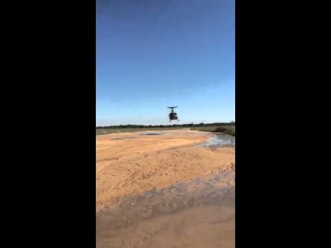 Helicoptero volando bajo