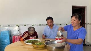 The vegetable party in Xiao Tan's home has officially started. The table is full of their own green