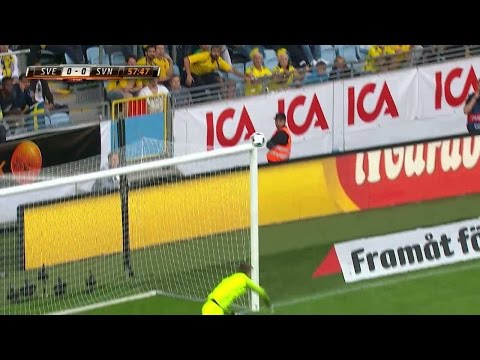 Guidetti knorrar bollen mot krysset - missar precis - TV4 Sport