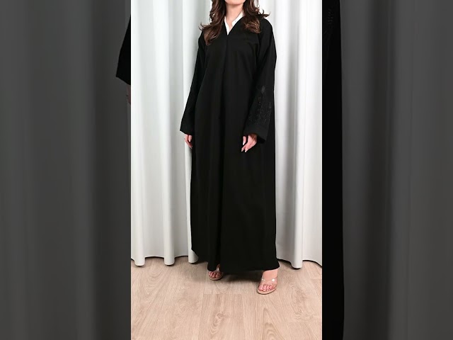عباية كريب بتطريز اسود على الاكمام