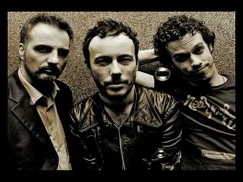 Supernem-Zsebre dugott kézzel