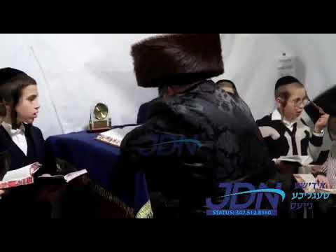 Viznizter Rebbe Davening Mincha Erev Shabbos Vayakhel 5782 In Monsey