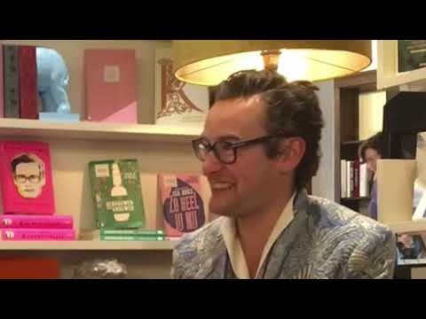 Op de bank bij Boekhandel De Vries Van Stockum: Splinter Chabot