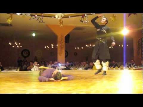 Cómo lanzar cuchillos con la boca