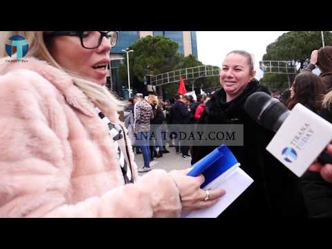 Tirana Today - Prishet protesta e studentëve?  Protestuesit në shesh me flamuj partish