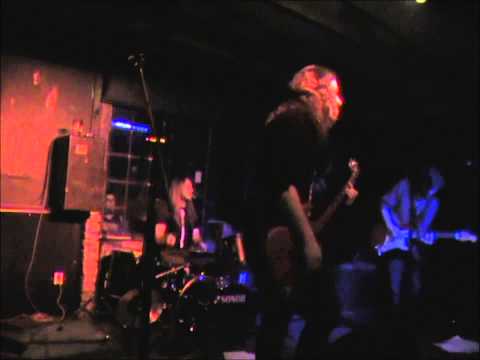 VLÁKNA live FUZZFEST ( píseň VLČÍ MÁKY )