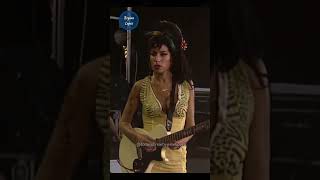 Veja a reação de Amy Winehouse no palco #performance   #musica #superstar #blues #show