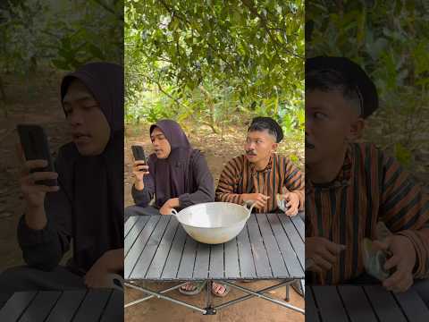 Omkumis gak jadi ambil makanan si emak takut si aceng