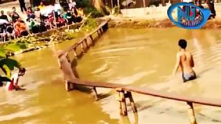 Download lagu aksi nekat ikut lomba sepeda di atas kolam demi hadiah mp3