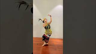Download lagu Tari Dayak dan baju adat Dayak mp3