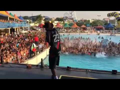 MC Kevin dançando Mochila nas costa rádinho na cintura