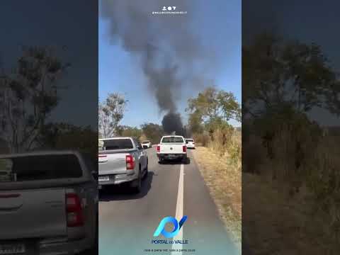 Um caminhão boiadeiro pegou fogo na GO-118, próximo a Campos Belos. Segundo informações, o motorist