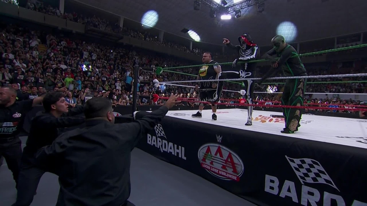 Niño Hamburguesa saves Mr. Iguana and La Parka from Los Perros Del Mal: Lucha Libre AAA highlights