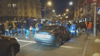 Митингующие против рынка земли разбили стекло в Тесле. Новости Украины