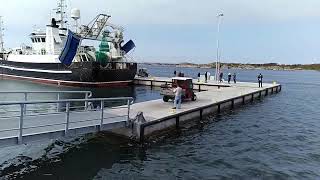 Heavy duty floating pontoon for commercials vessels