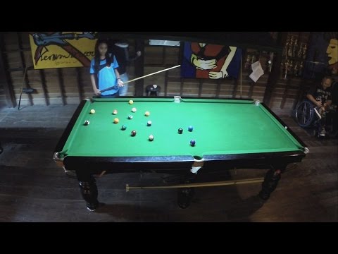 Phaa Hmaunpao playing 8-ball with Maxky at 2Gether Bar Chiang Mai Thailand - Match 1
