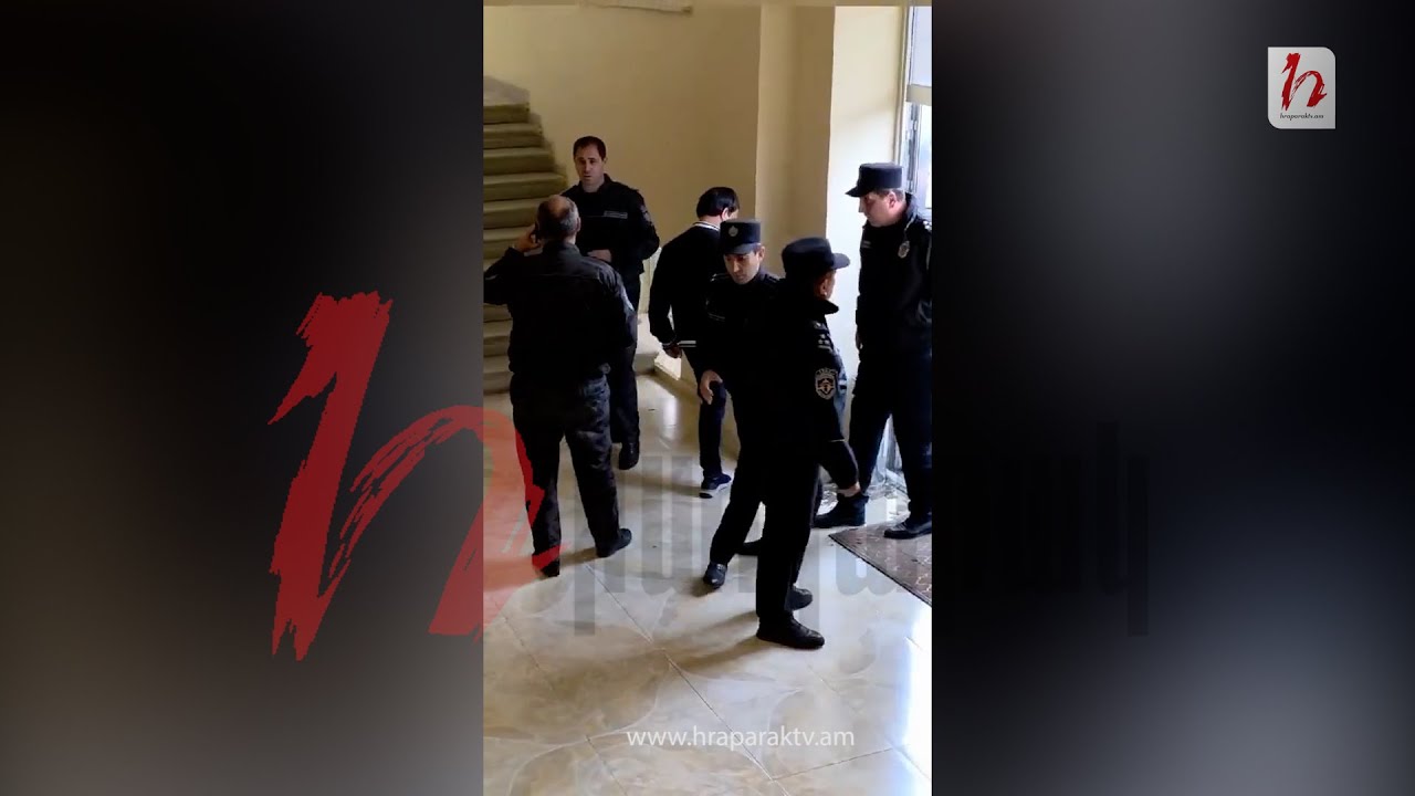 Ոստիկանները փշրել են Գյումրու քաղաքապետարանի դռներն ու պատուհանները