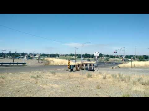UP Stopping at a Grade Crossing. Kennewick WA 7-24-17