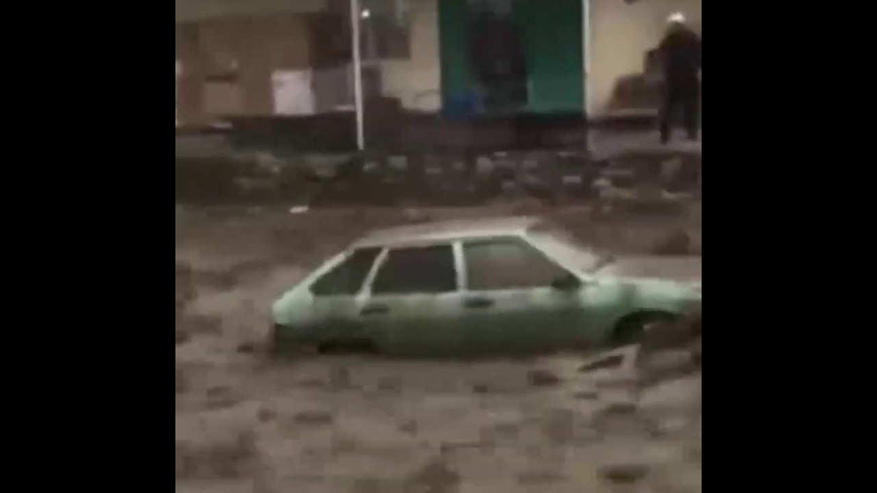 В дагестанском селе грязевой сель сносил всё на своем пути