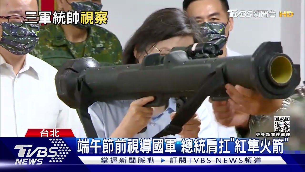 端午節前視導國軍　總統肩扛「紅隼火箭」