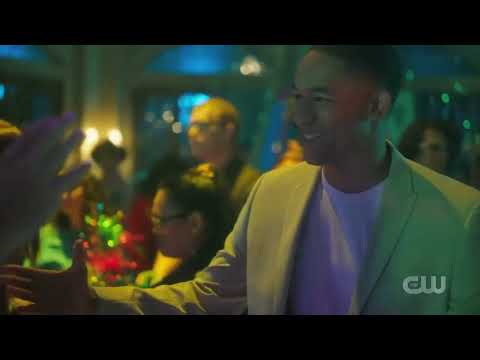 You Spin Me Around Like A Record - Legacies 2x05 Music Scene