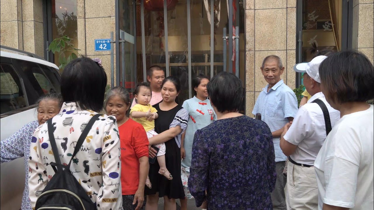 【农村四哥】农村四哥爸妈要回家，三姐一家挥手相送，相聚又分别众人万分不舍