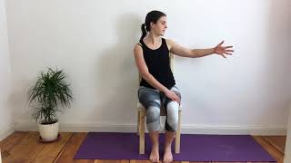 Schulter- und Oberarmmobilisation auf dem Stuhl