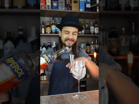 BARTENDER elabora un APEROL SPRITZ. Recuerda siempre beber en forma responsable. #nicolassaya