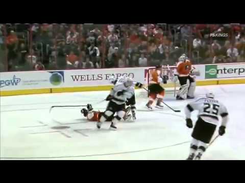 Mike Richards NAILS Jakub Voracek (October 15, 2011)