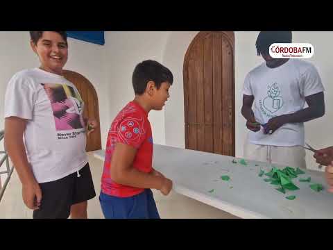 Los niños de Puerta Verde conocen de las Peñas Cordobesas el proceso de elaboración de sus Carrozas.