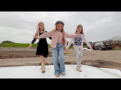 Lucilla and her friends dance to her song | Bellinga Short #1002