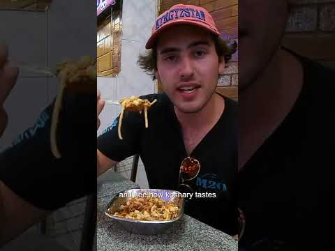 Luke Damant experimenta o melhor koshary de $ 2 do Egito 🇪🇬 #shorts