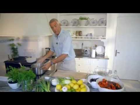Ernst lagar skaldjursgryta med bröd - Sommar med Ernst (TV4)