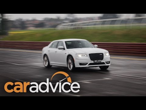 2016 Chrysler 300 SRT — 0-200km/h with launch control and exhaust note