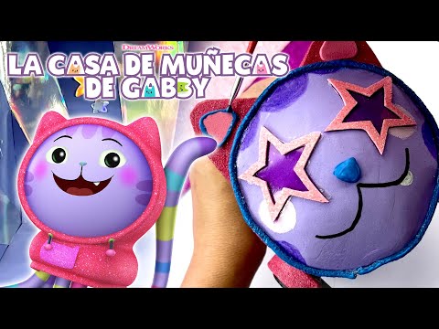¡Construimos el fiestabús de DJ Musicat! | LA CASA DE MUÑECAS DE GABBY