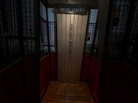 Clássico elevador na entrada do nosso Airbnb em San Nicolás, Buenos Aires