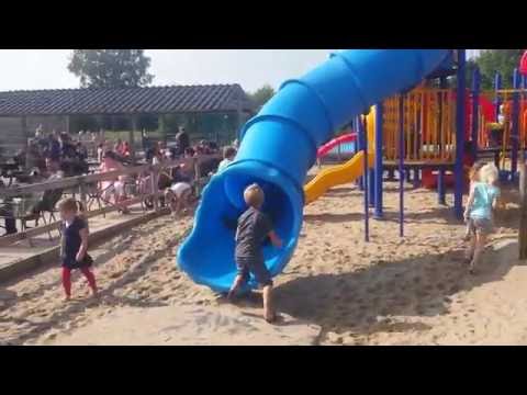 Spelen in de speeltuin De Flierefluiter