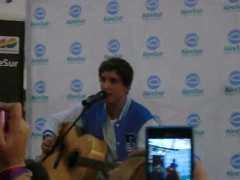 Xuso Jones cantando mcauto en Aire Sur (Sevilla)