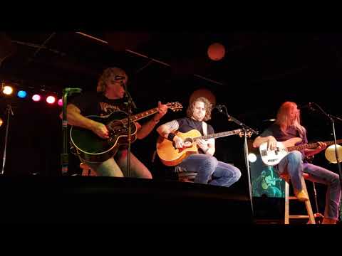 Green Grass and High Tides (Acoustic) - The Outlaws