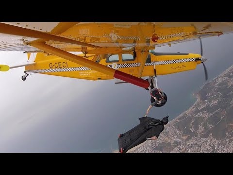 بالفيديو.. لن تتوقع ما فعله هذا الطيار «الجائع»!