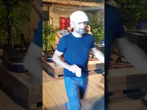 Väliharf Laasi küünis. Kesk õitsvaid lilla.