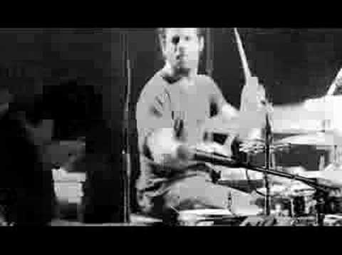 Videoclip de Who Really Cares (featuring the sound of insanity) — Powderfinger