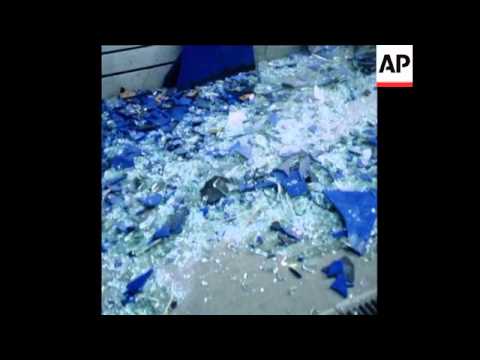 SYND 28 11 77 BOMB DAMAGE AND CLEARING UP AT LEUMI BANK IN PARIS